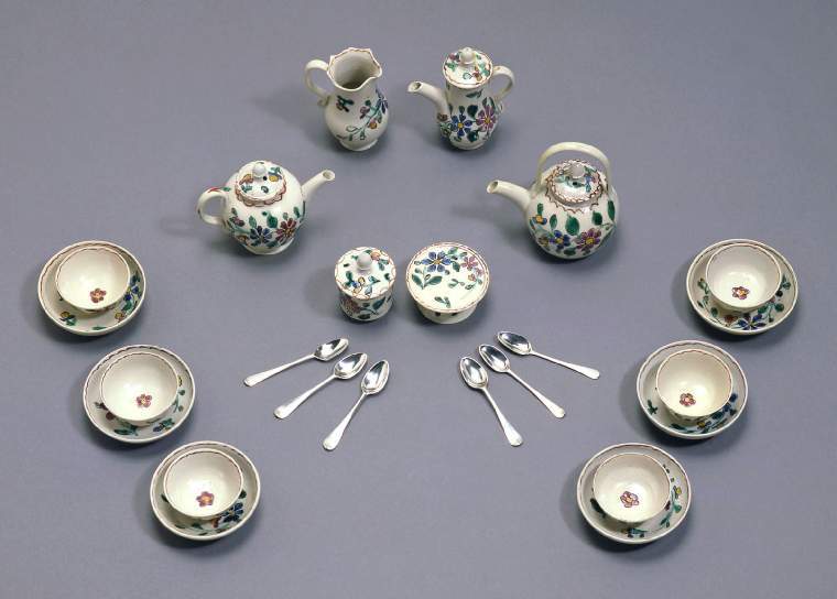 An image of Dolls tea set