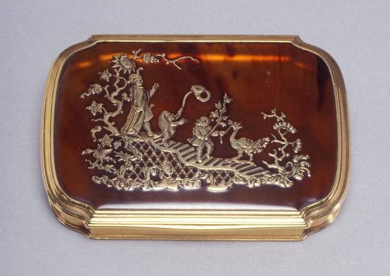 An image of Snuff-boxTortoise shell and gold1752-65