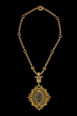 An image of Pendant and necklace