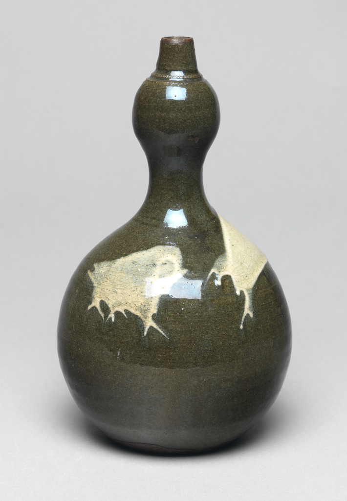 An image of Japanese pottery. Sake bottle. Unknown pottery, Japan, Tamba. Bottle of double gourd shape, thrown and turned, inset base. Very dark body covered with black-dark green glaze, decorated with splash of white slip. Stoneware, glazed, with slip decoration, height 21.00 cm, diameter, rim, 1.80 cm, diameter, bottle, 12.40 cm, larger, diameter, base, 6.70 cm, circa 1700-circa 1799. Edo Period (1615-1868).