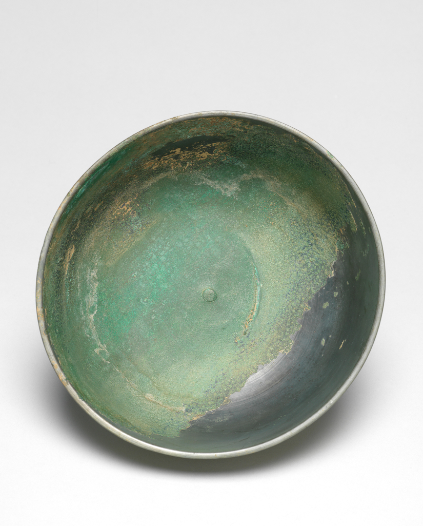 An image of Metalwork/Bowl. Unknown Maker. Bowl in grey bronze with vivid green patination, of elegant flared shape, fastened to a rivet to a hollow conical foot, height, whole, 8.5 cm, before 1392. Production Place: Korea. Period: Koryô (918-1392) or earlier.