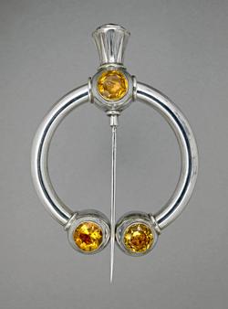 An image of Pennanular pin brooch