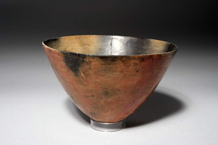 An image of bowl, with rilled rim, burnished