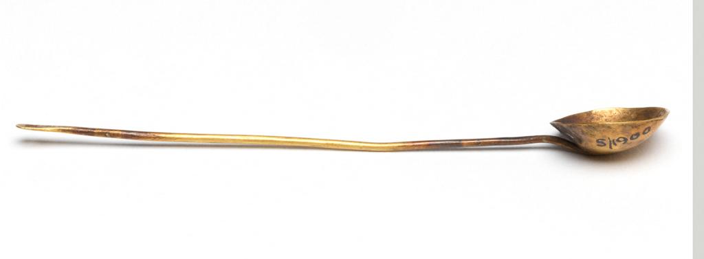 An image of Utensil. Spoon, with soldered handle. from the grave of a child. Find Spot: Hierakonpolis, Egypt; child's grave. Production Place: Egypt. Gold, length 8.5 cm, 3000 B.C. Predynastic Period.