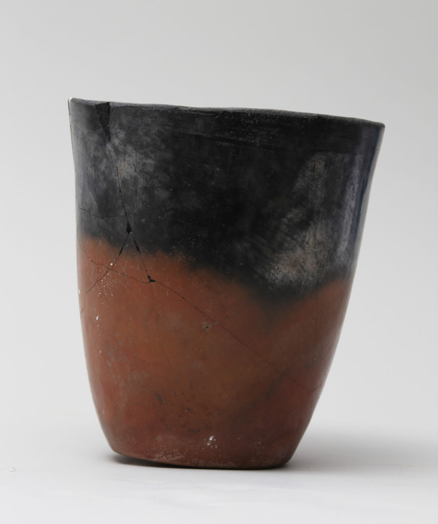 An image of Vessel. Beaker, with black mouth. Production Place/Find Spot: Egypt. Depth 0.006 m, diameter 0.136 m, height 0.162 m. C. 4500-4000 BC. Nagada I & Predynastic period.