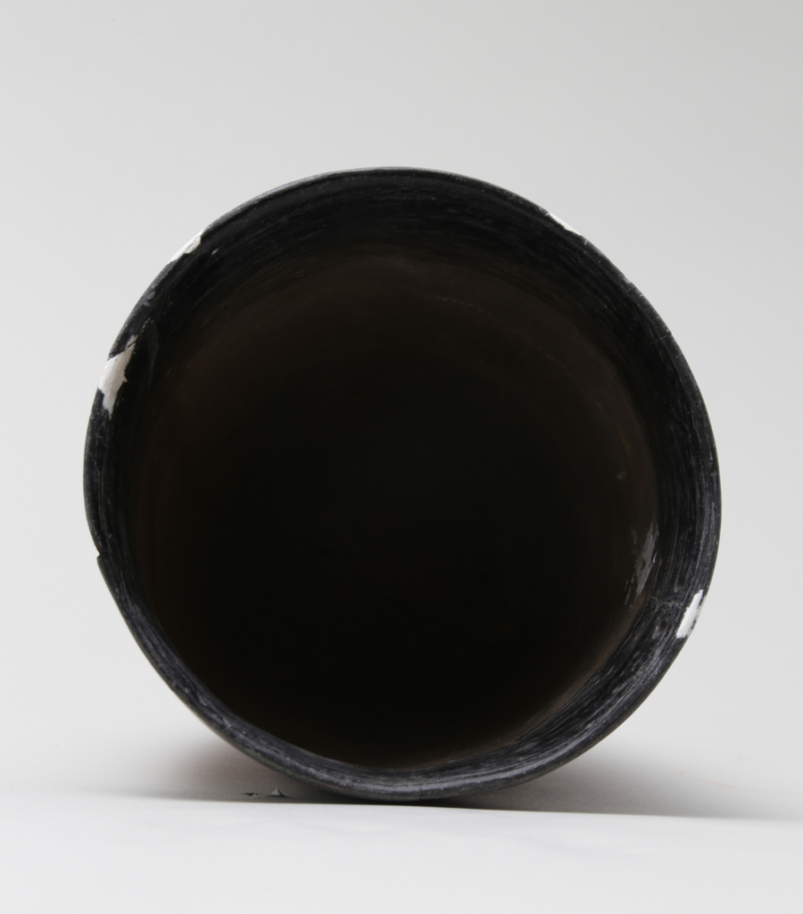 An image of Vessel. Beaker, with black mouth. Production Place/Find Spot: Egypt. Depth 0.006 m, diameter 0.136 m, height 0.162 m. C. 4500-4000 BC. Nagada I & Predynastic period.