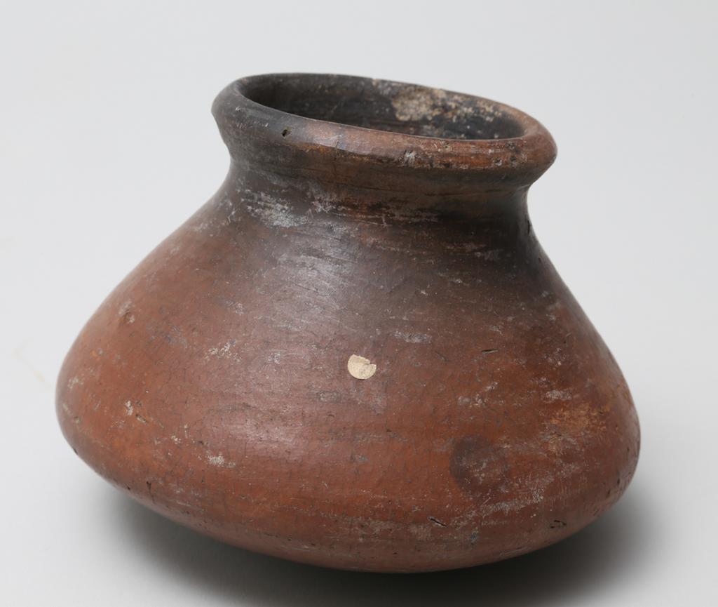 An image of Vessel. Jar, broad shouldered and very squat. Production Place/Find Spot: Egypt. Height 0.085. Twelfth Dynasty. Eighteenth Dynasty. Middle Kingdom-New Kingdom.