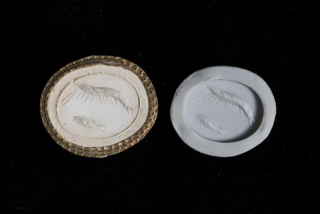An image of Engraved gems/Ringstone. A shrimp and small fish both in profile to the left. Intaglio cutting, red jasper, 12 mm x 9 mm, circa 0-circa 200 AD. Roman Imperial.