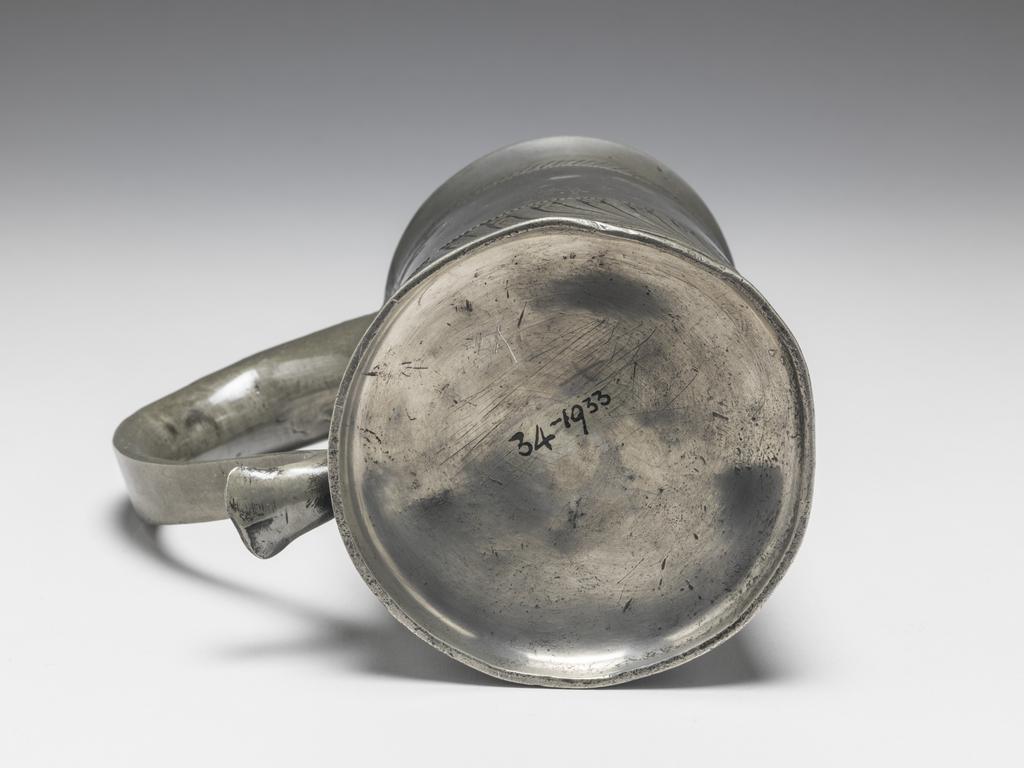An image of Tankard/Mug. Pewter. English. Early 18th Century.