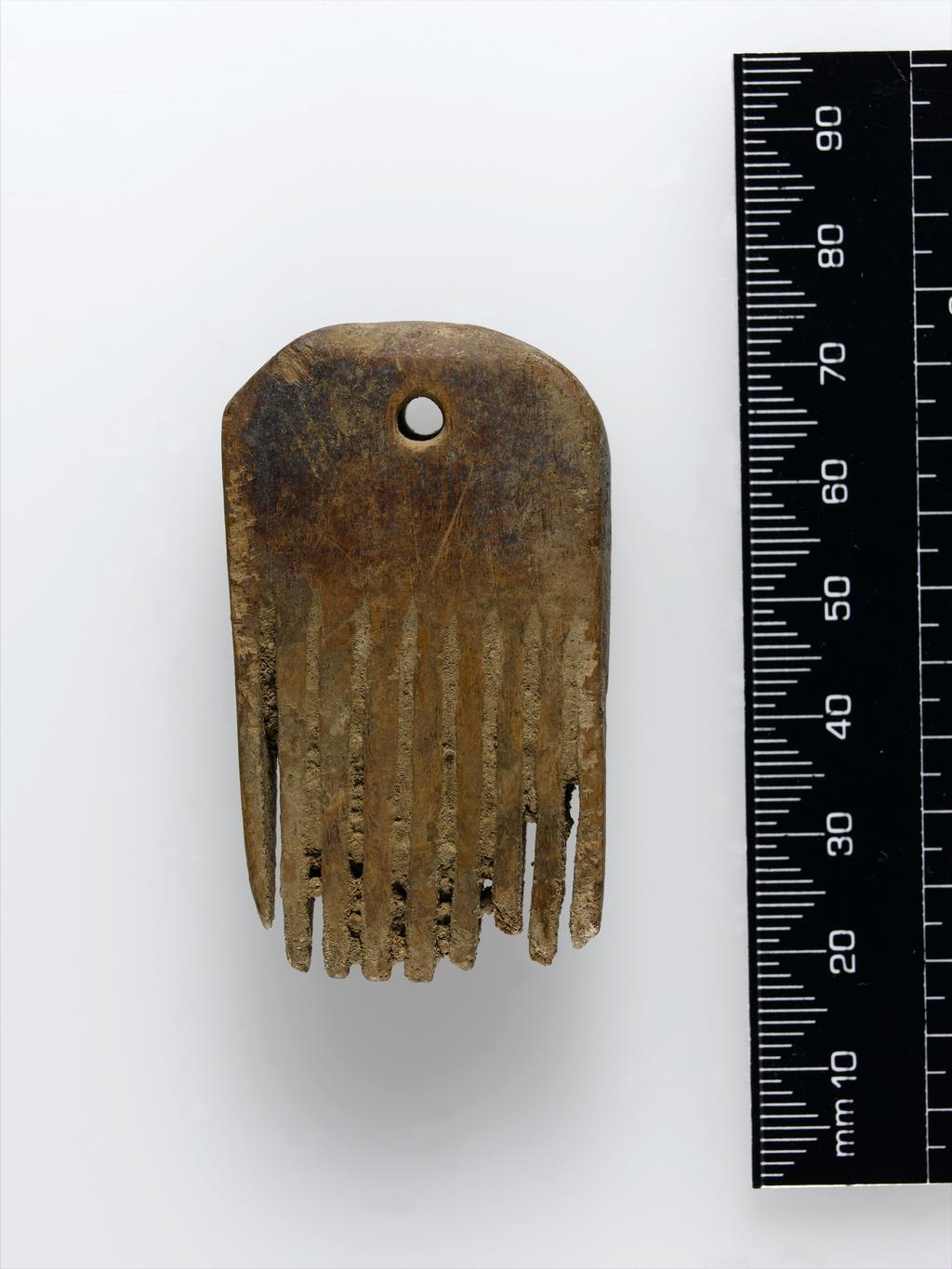 An image of Cosmetic equipment. Comb. Production Place: Egypt. Wood, height 0.054 m.