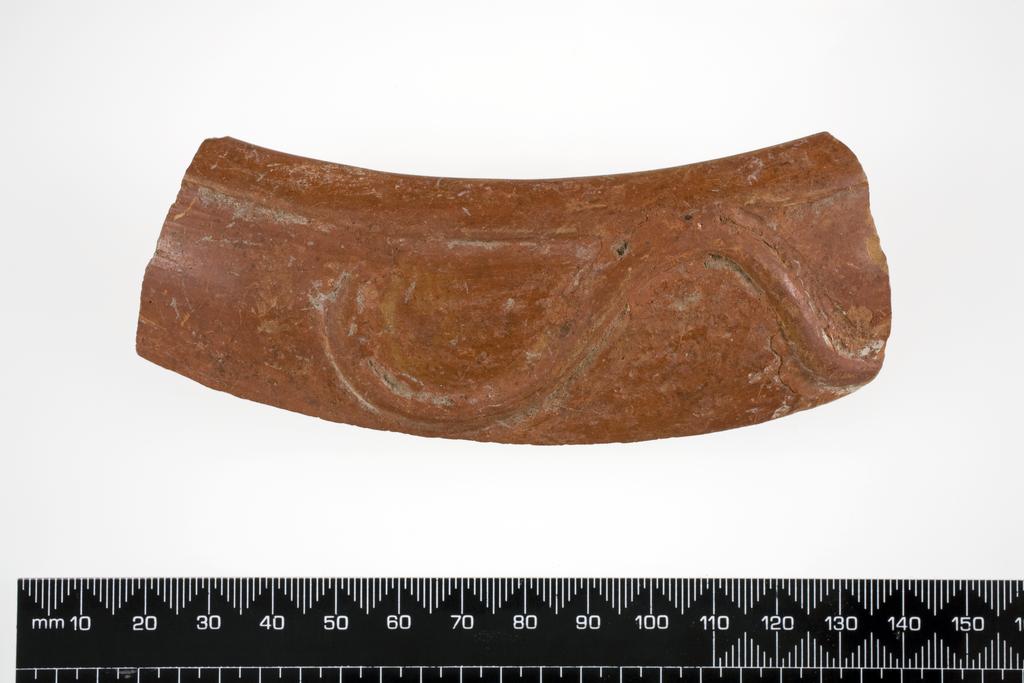 An image of Vessel/Sherd. Fragment, with applied serpentine decoration. Transitional Kusura Ware. Find Spot: Kusura, Turkey; level C. Production: Kusura. Clay, width 0.115 m, circa 3100-3001 BC. Middle Bronze Age II.