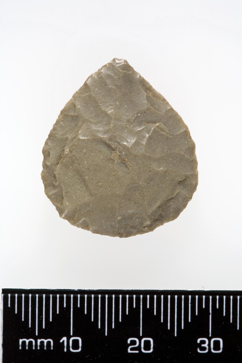 An image of Weapon. Arrowhead, Anatolian type. Find Spot: Tell Brak, Syria. Flint, length 0.043 m, ca 2300-2200 BC. Akkadian Period.