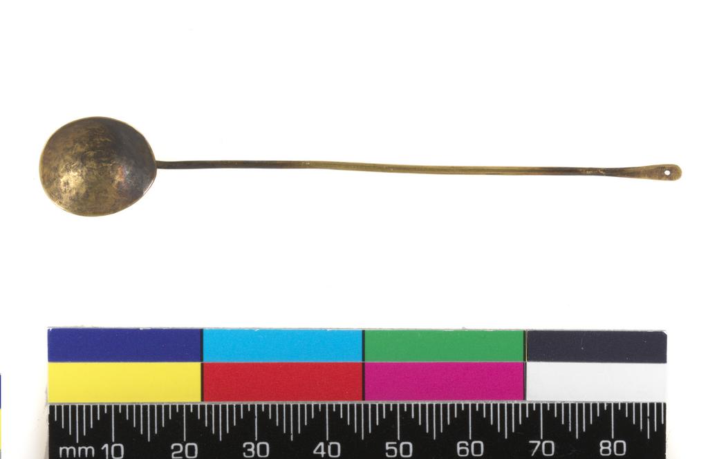 An image of Utensil. Spoon, with soldered handle. from the grave of a child. Find Spot: Hierakonpolis, Egypt; child's grave. Production Place: Egypt. Gold, length 8.5 cm, 3000 B.C. Predynastic Period.