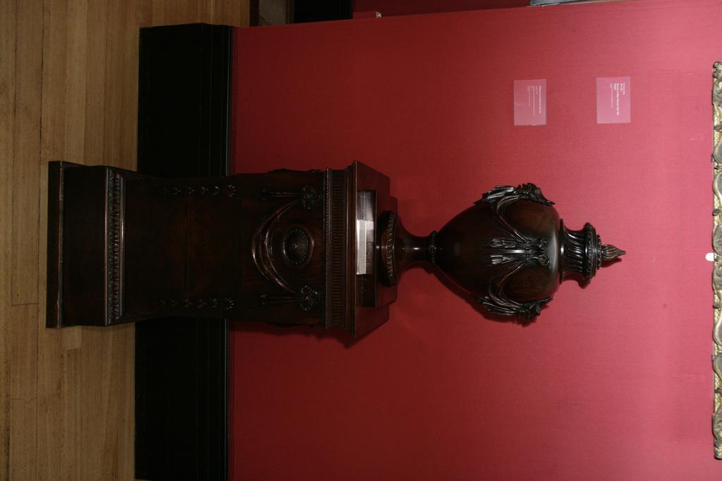 An image of Pedestal and urn