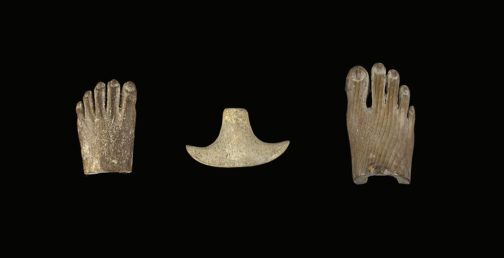 An image of Part of a left foot. Production Place: Egypt. Wood, height 0.012 m, length 0.029 m, width 0.015 m.