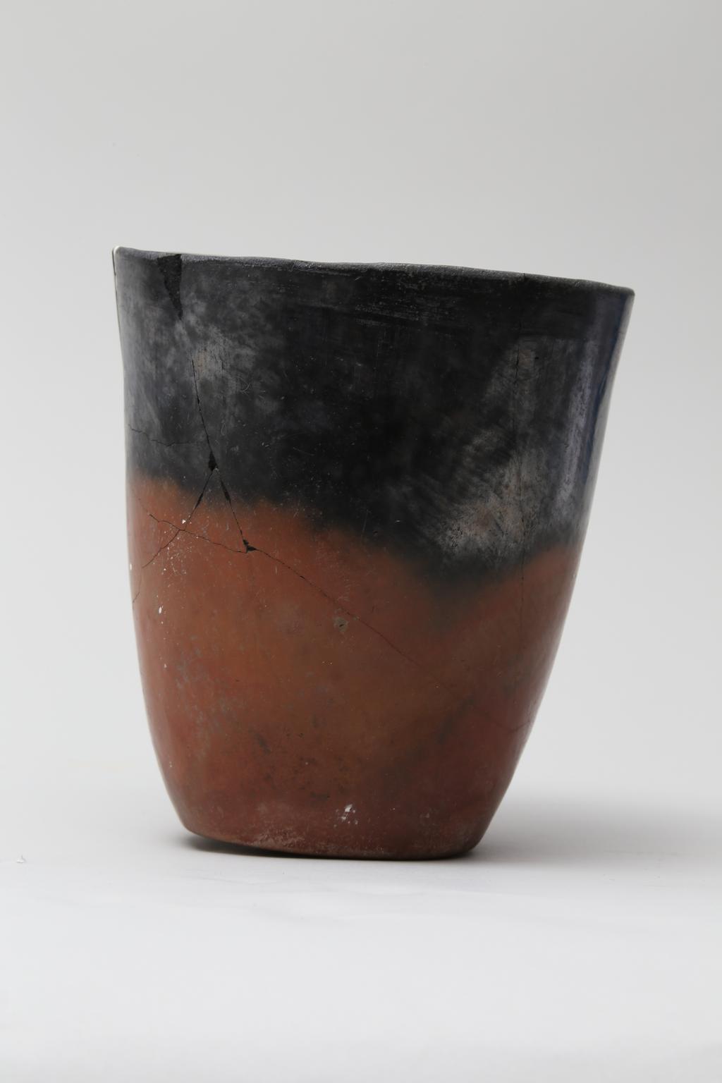 An image of Vessel. Beaker, with black mouth. Production Place/Find Spot: Egypt. Depth 0.006 m, diameter 0.136 m, height 0.162 m. C. 4500-4000 BC. Nagada I & Predynastic period.