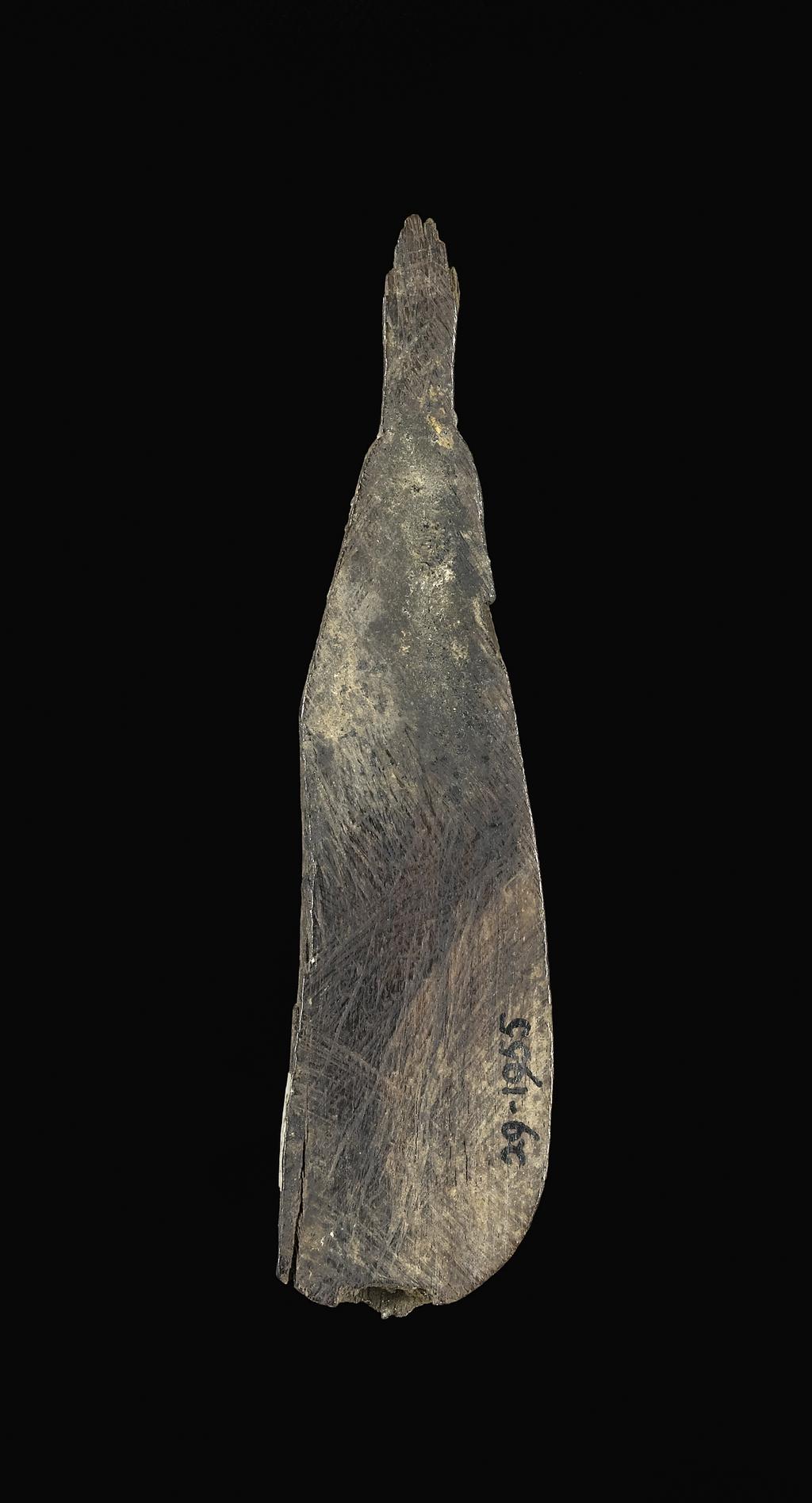 An image of Burial goods. Oar blade, inscribed. Production Place: Egypt. Ebony, length 0.1125 m.