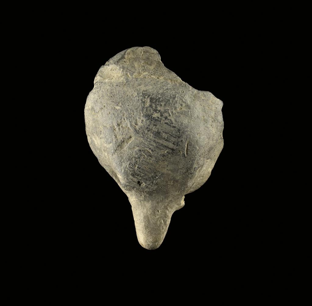An image of Animal (?) head, unidentified. Find Spot/Production: Egypt, Abydos. Height 0.025 m, length 0.06 m.