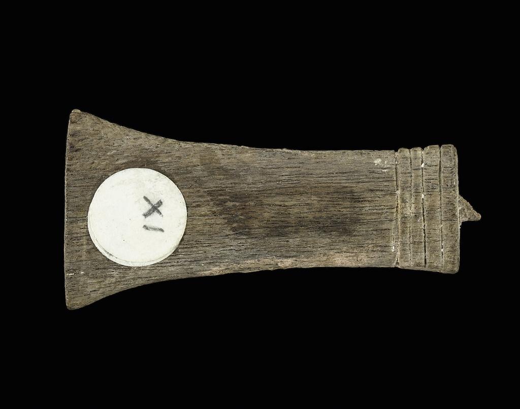 An image of Jewellery. Amulet. Djed column, lower half. Production Place: Egypt. Depth 0.005 m, height 0.04 m, length 0.021 m. New Kingdom.