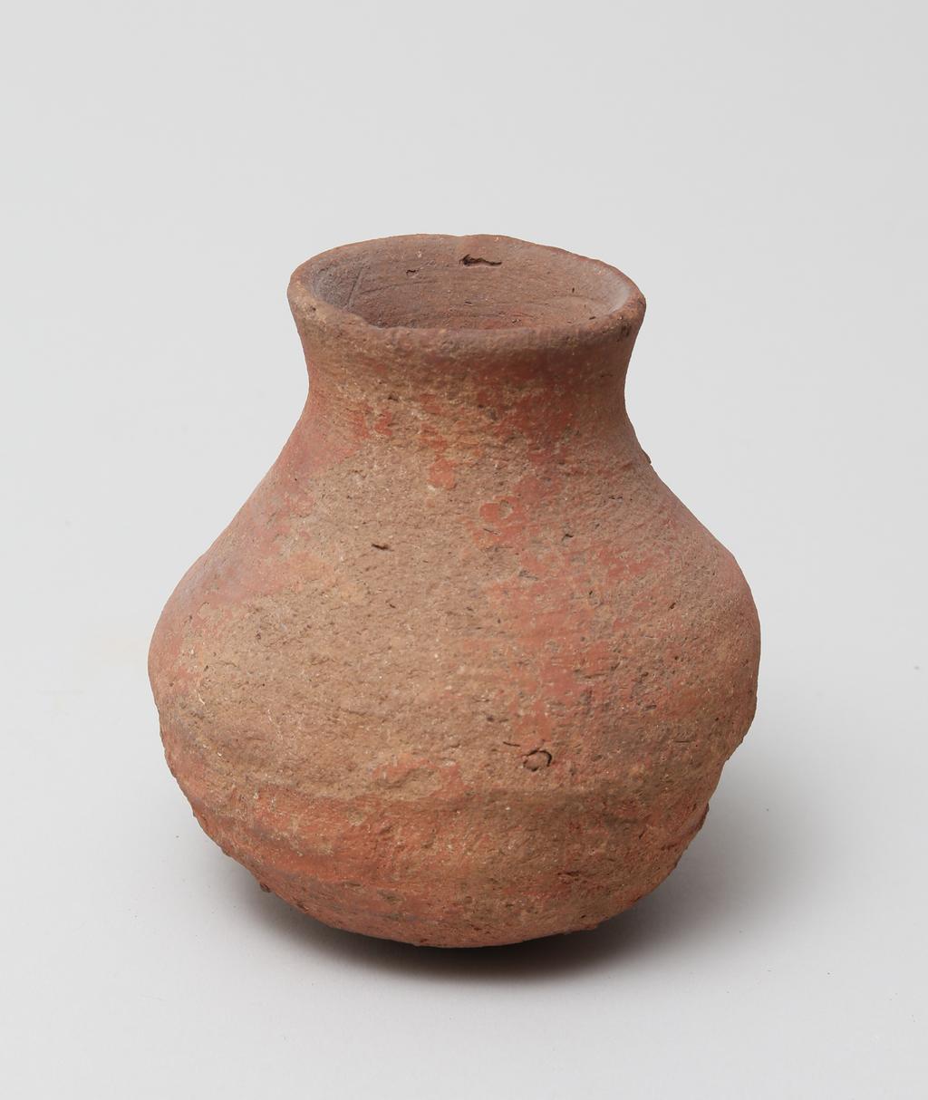 An image of Vessel. Jar, globular. Production Place/Find Spot: Egypt. Height 0.095 m.