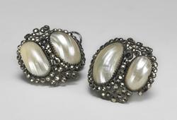 An image of Pair of earrings