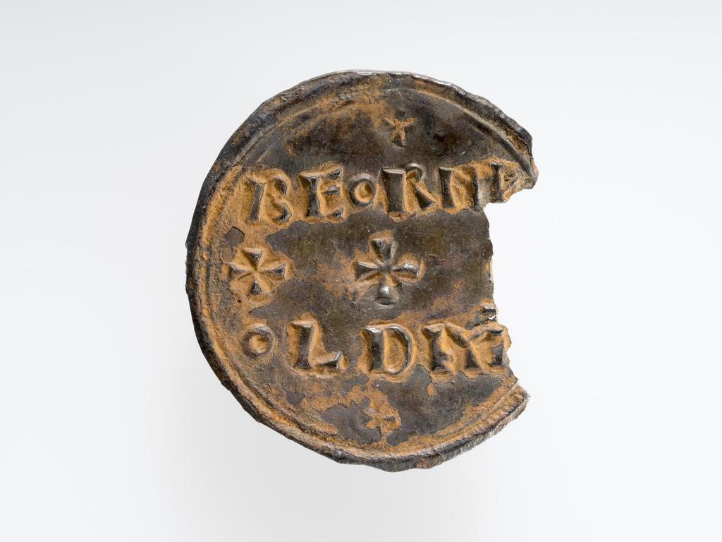 An image of Coinage. Penny. Edward the Elder (899-924), ruler. Beornweald, moneyer. Obverse; +EADVVE…D REX. Reverse; BEORNæ / OLD M. Production Place: Southeast Mercia. Silver, struck, weight 1.35 g, diameter 23.5 mm, 899. Medieval. Anglo-Viking.