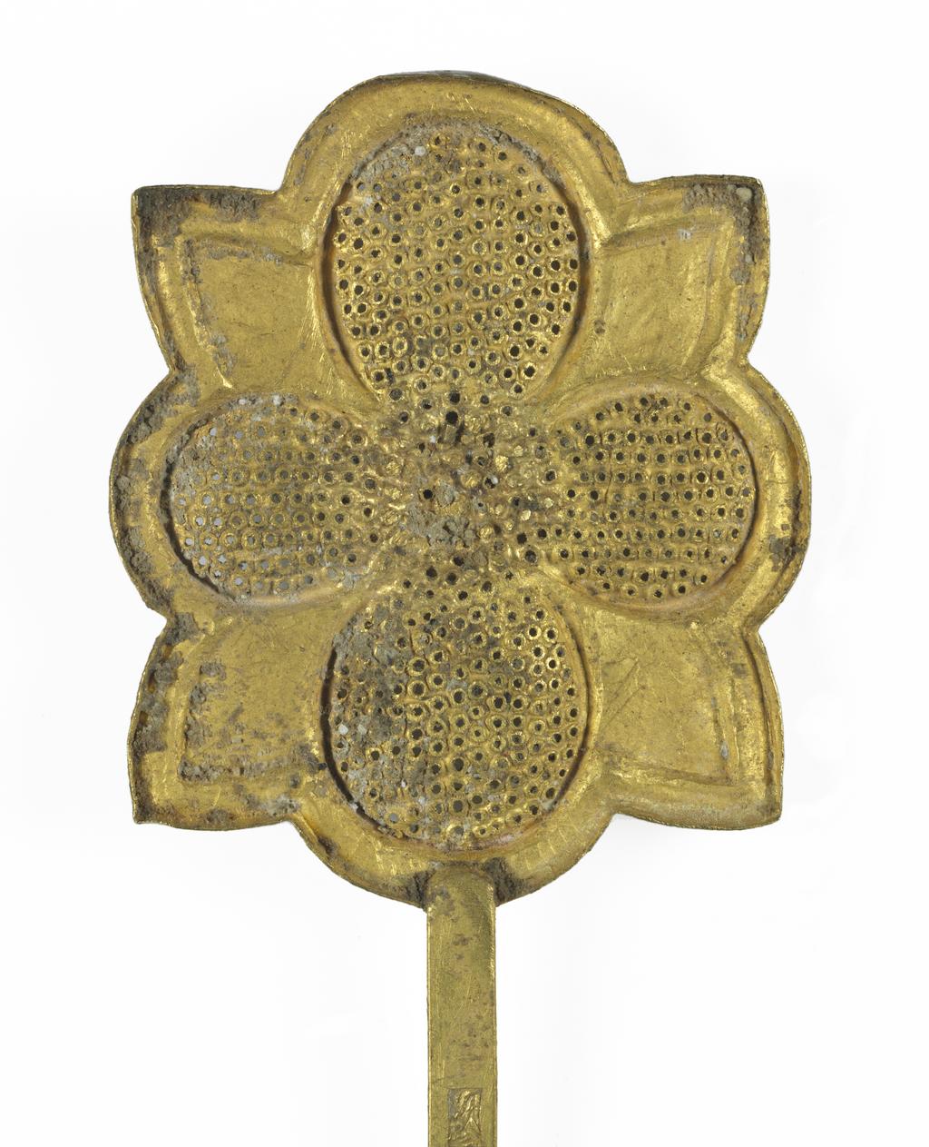 An image of Hairpin. Unknown maker, China. Gold hair pin the head in shape of a flower with four petals pierced and for engraved with veining and is soldered to a long pin. Gold, length, 21.6, cm, width, 3.8, cm, circa 907. Chinese T’ang or early Sung Dynasty.