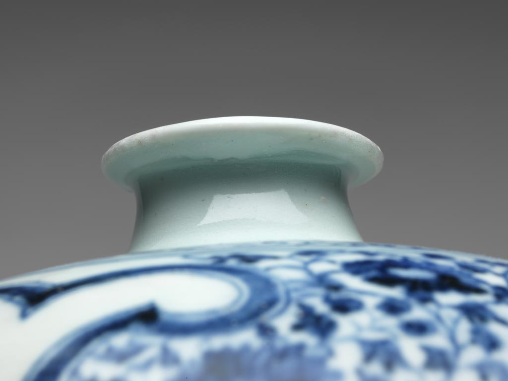 An image of Vase and cover. Unknown maker. Porcelain. Production Place: China.