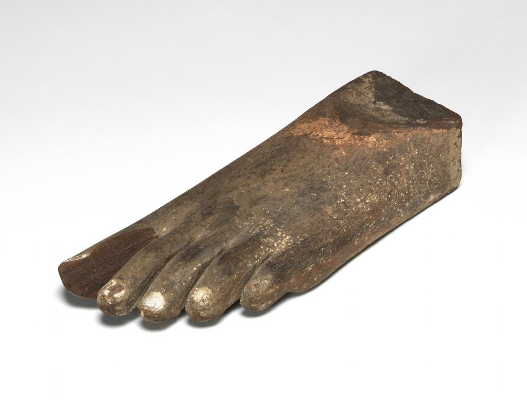 An image of Part of a right foot. Production Place: Egypt. Wood, height 0.044 m, length 0.055 m, width 0.026 m.