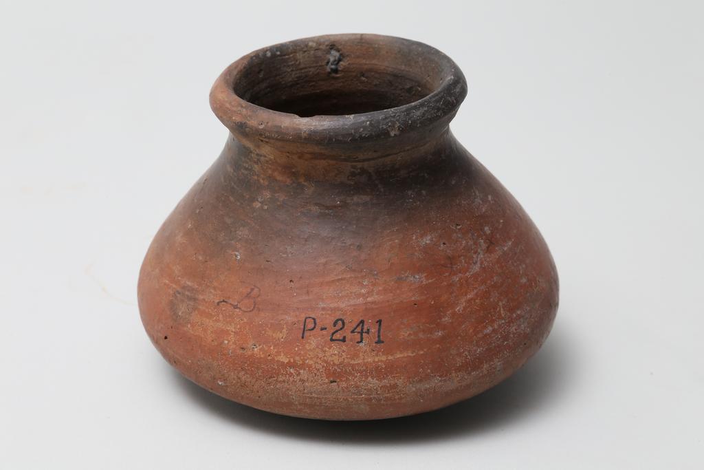 An image of Vessel. Jar, broad shouldered and very squat. Production Place/Find Spot: Egypt. Height 0.085. Twelfth Dynasty. Eighteenth Dynasty. Middle Kingdom-New Kingdom.
