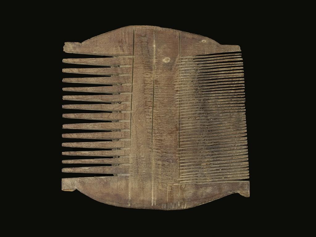 An image of Cosmetic equipment. Comb. Production Place: Egypt. Wood, height 0.08 m, width 0.08 m.