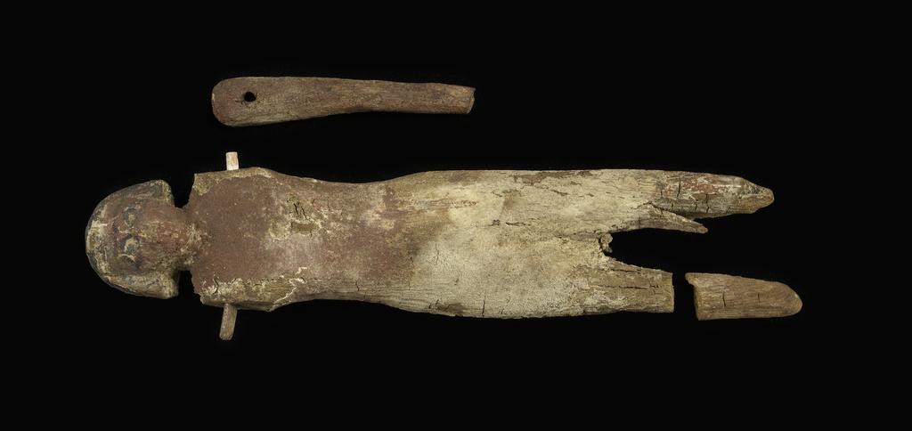 An image of Figure/statuette. Male figure, squatting. Production Place: Egypt. Find Spot: Beni Hasan. Wood, height 0.108 m, width 0.029 m. Twelfth Dynasty. Middle Kingdom.