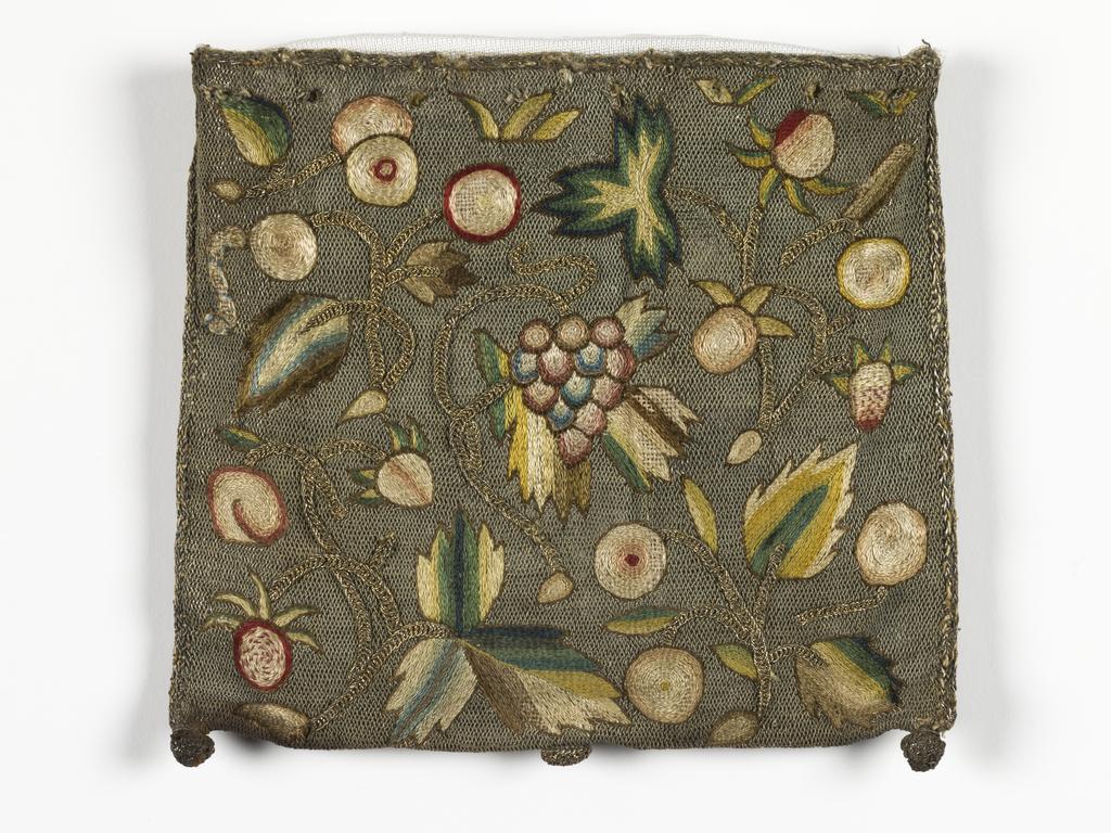 An image of Embroidery/Purse. Linen, coarse, worked with coloured silks, gilt and silver metal threads; lined with green-yellow silk, length 4.3/4 in, width 5.1/4 in. Production Place: England, after 1601 to 1630.