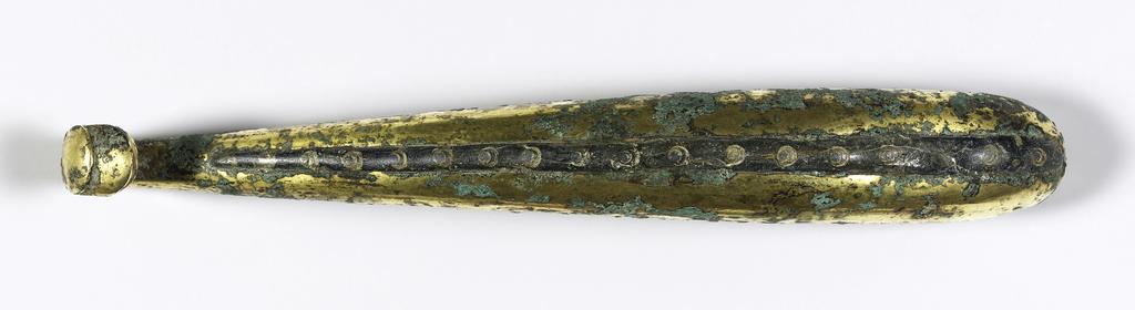 An image of Girdle hook or buckle. A bronze girdle or buckle, with gold sheets. A plain curved hook terminating in a simple serpent's head. There is a central rib of inlaid dark blue glass which runs down its back. This is studded with eight coloured beads. Bronze, with blue glass inlay, gold sheets, and studded with beads, length 20 cm, 400-300 B.C. Warring States Period. Chou Dynasty (1122-249 BC).