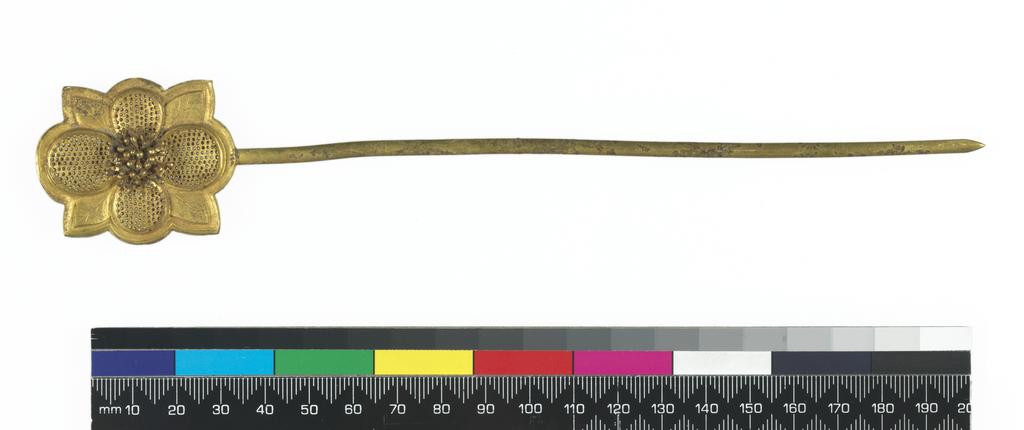 An image of Hairpin. Unknown maker, China. Gold hair pin the head in shape of a flower with four petals pierced and for engraved with veining and is soldered to a long pin. Gold, length, 21.6, cm, width, 3.8, cm, circa 907. Chinese T’ang or early Sung Dynasty.